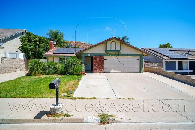 Foto del edificio - Charming 3 Bed/2 Bath Home With Pool In La...