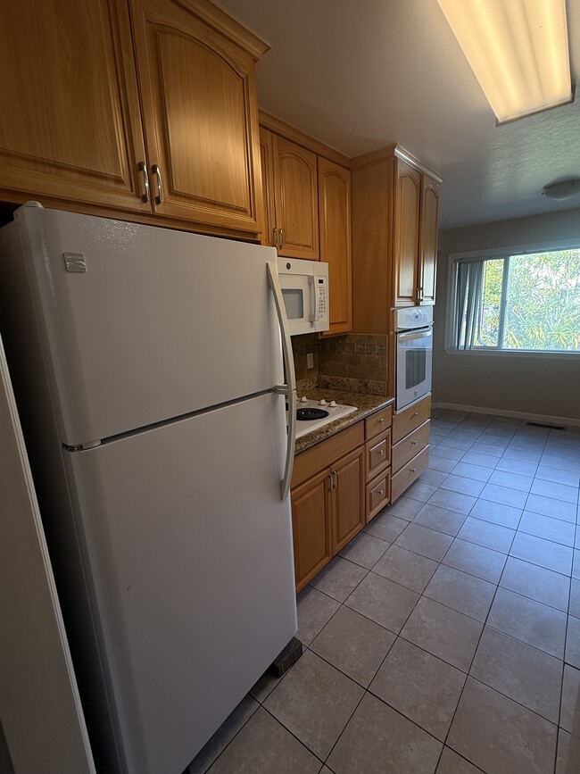 Building Photo - 1371 Kingfisher Way
