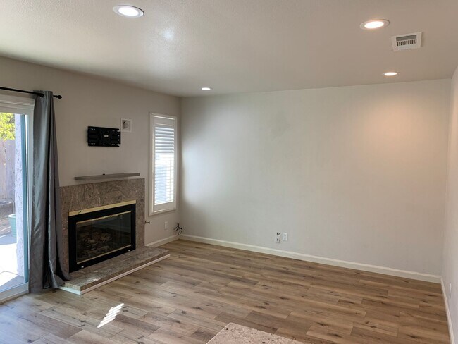 Building Photo - Welcome home!  1 Bedroom/ 1 Bath Condo
