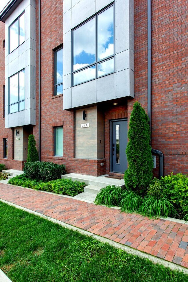 Foto del edificio - Gorgeous 3 BDRM / 3.5 BTH Executive Reside...
