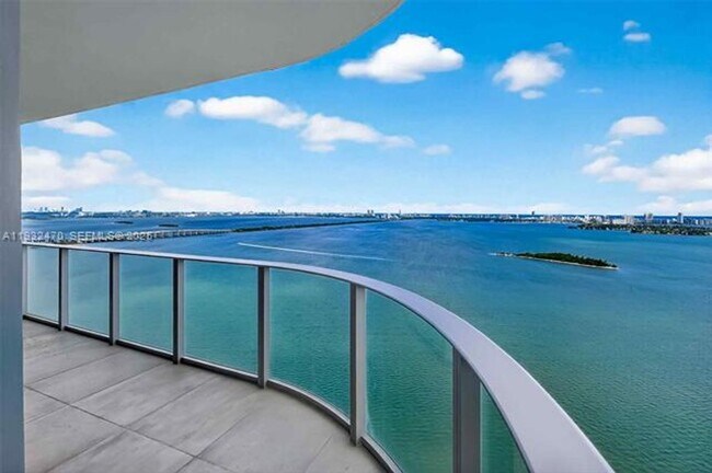 Foto del edificio - 700 NE 24th St