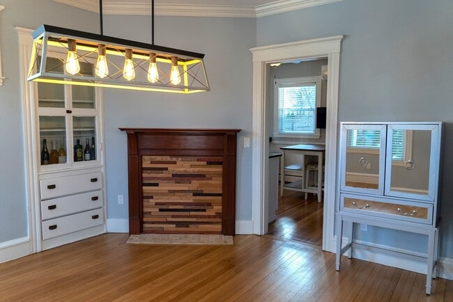 Building Photo - 118 Newburg St