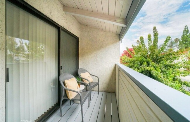 Foto del edificio - Beautiful Large 2+2, Balcony, Central AC ~...