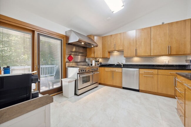 Building Photo - Spacious Split Foyer Home in New Mark Comm...