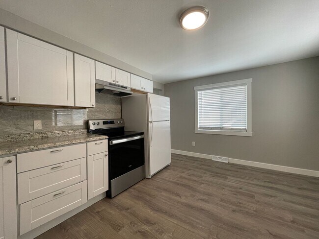 Building Photo - Brand new remodeled 3 bed duplex! Fenced-i...