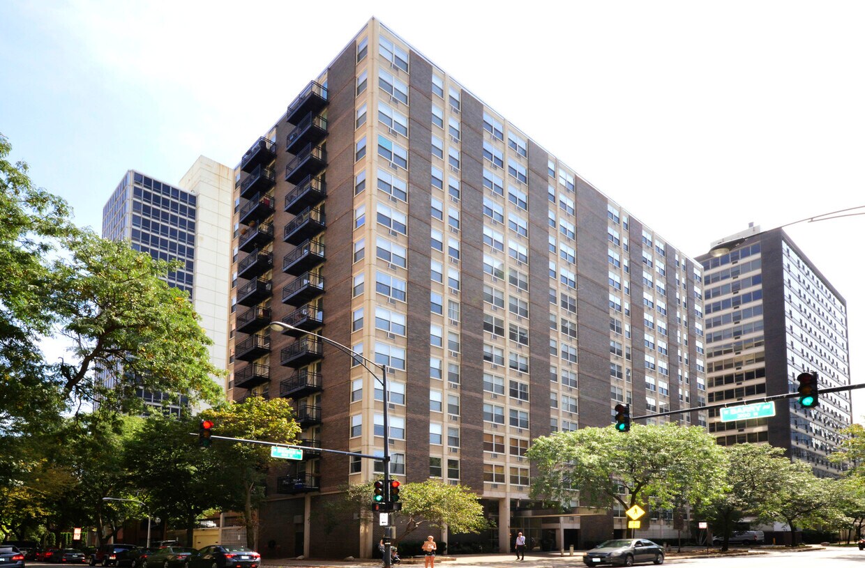 Primary Photo - 3033 N Sheridan Rd