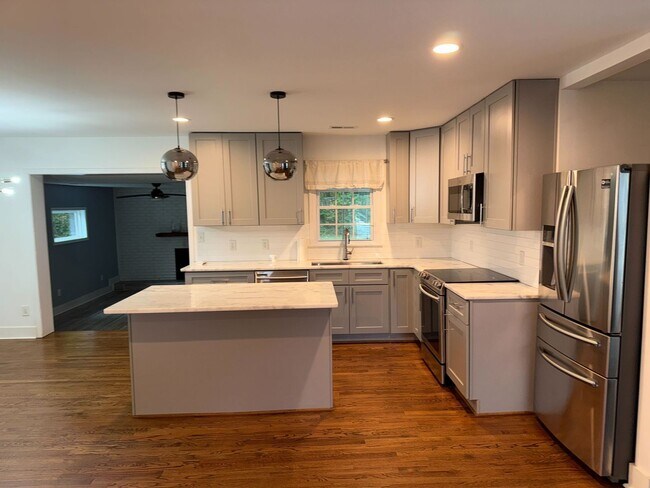 Foto del edificio - Beautiful Three Bedroom Home in Plaza Midwood!