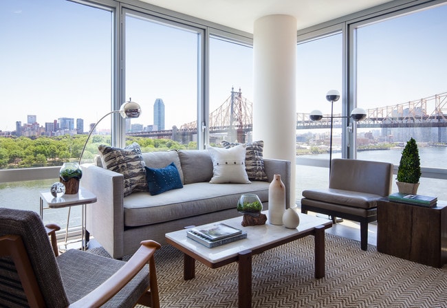 Interior Photo - Riverwalk Point