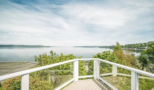 Foto del edificio - 3695 Sqft. Home with 180 degree Sound views!