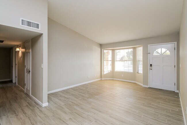 Foto del edificio - 238 E Houston Ave