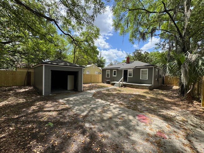 Foto del edificio - 1983 Lambert St