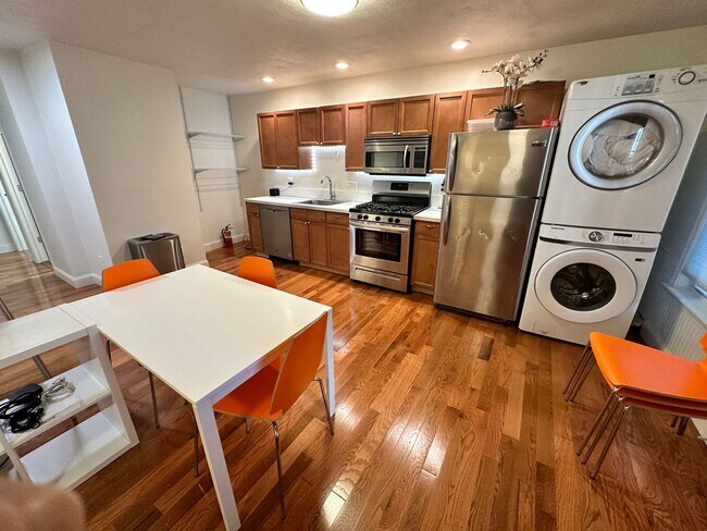 Foto del edificio - Renovated, Furnished, 4-bed