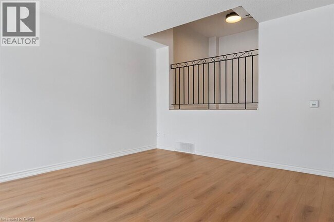 Photo du bâtiment - 250 Montmorency Dr