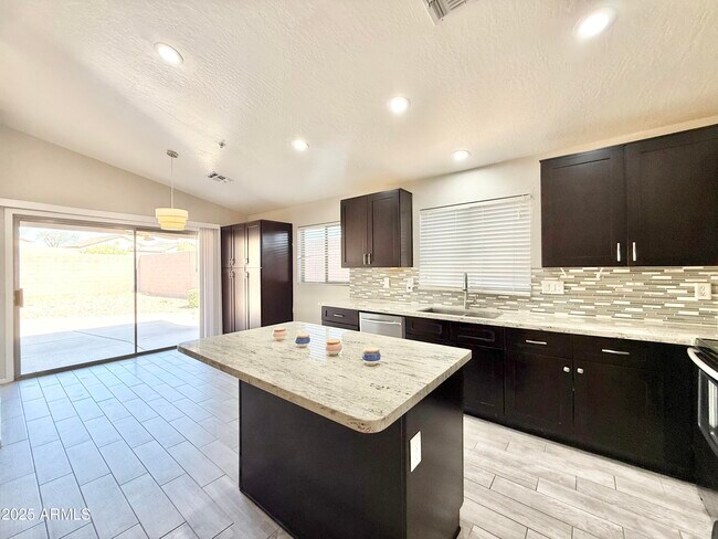 Foto del edificio - 15723 N 102nd St