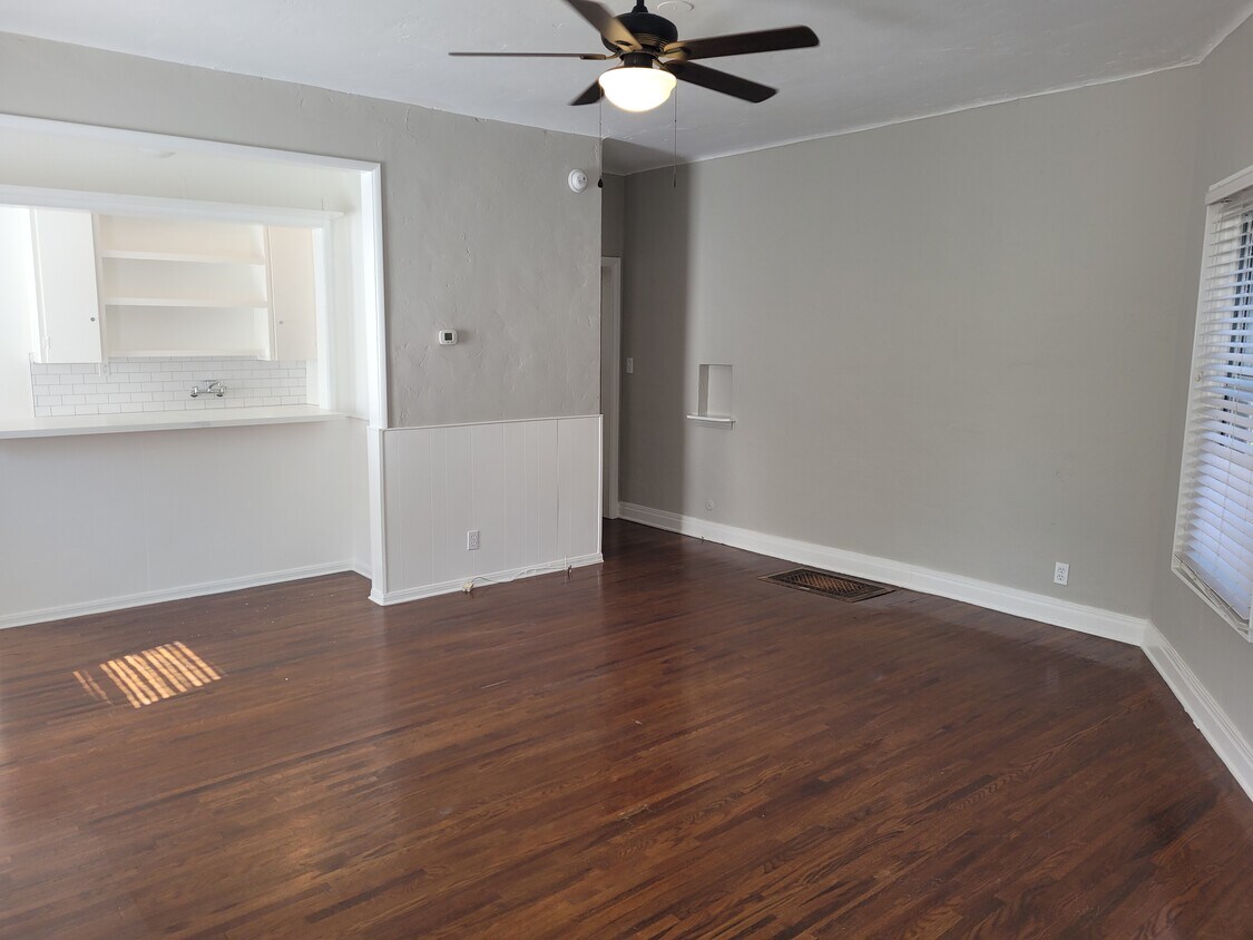 living space - bar to kitchen - 2477 Cheremoya Ave