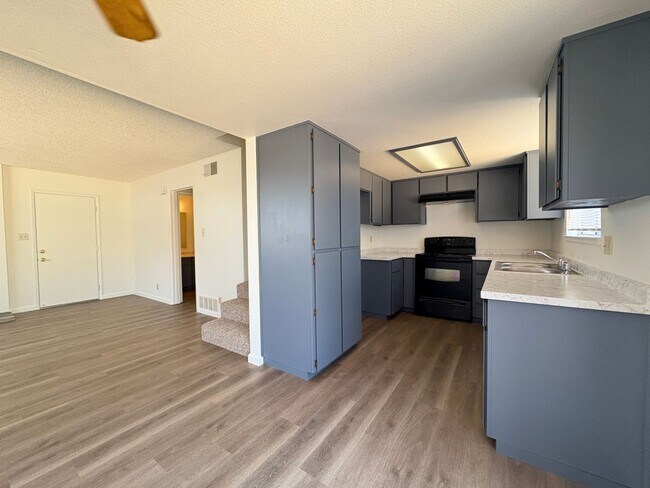 Foto del edificio - 2 Bed, 1½ Bath, 2 Story Duplex in Galt