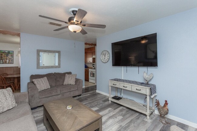 Building Photo - 313 Robins Dr