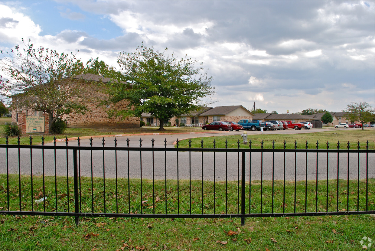 Primary Photo - Yorkshire Place Apartments