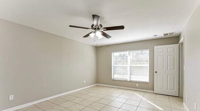 Building Photo - 16 Wheatfield Dr