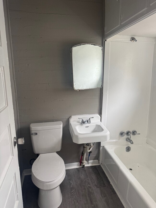 Building Photo - 2827 Gurnee Ave