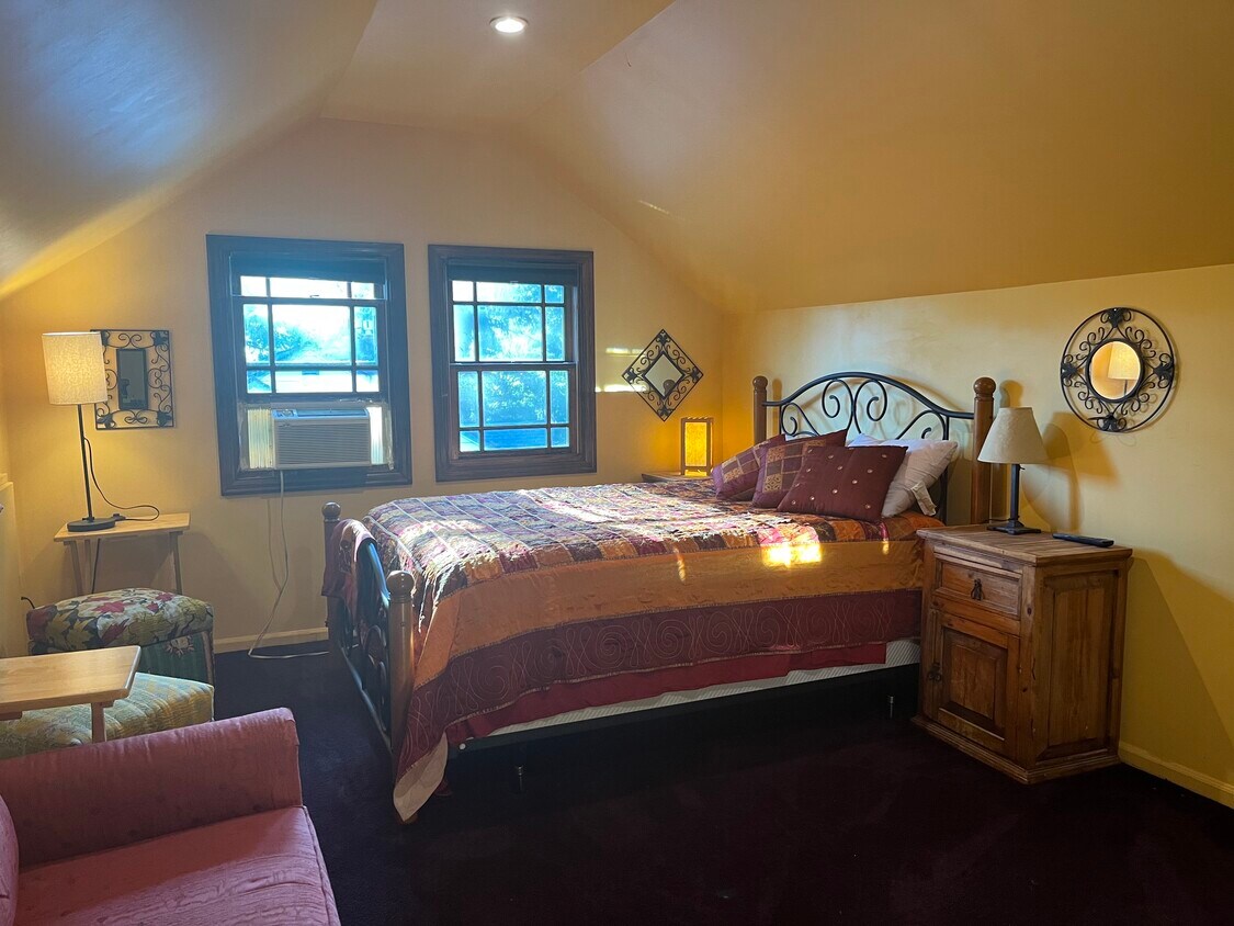 4416 SW Lobelia St, Portland, OR 97219 Apartments in Portland, OR