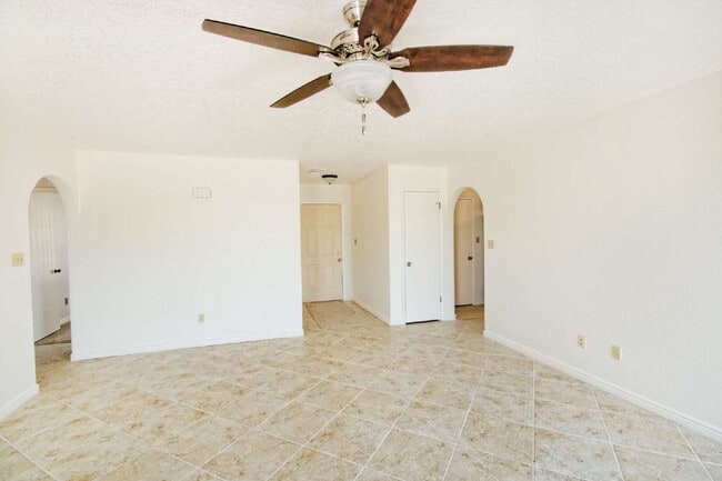 Building Photo - Comfortable home on a cul-de-sac with a great floorplan.