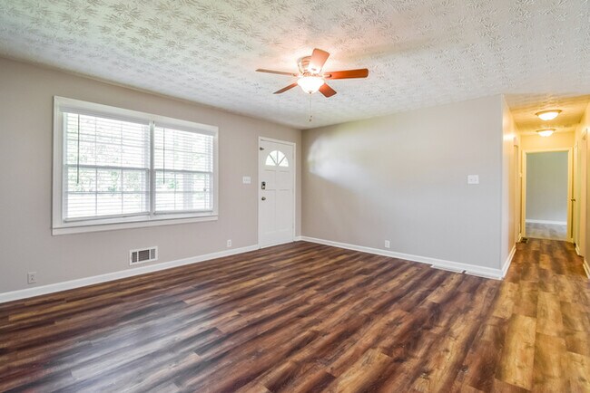 Foto del edificio - 650 Lindsey Lake Rd