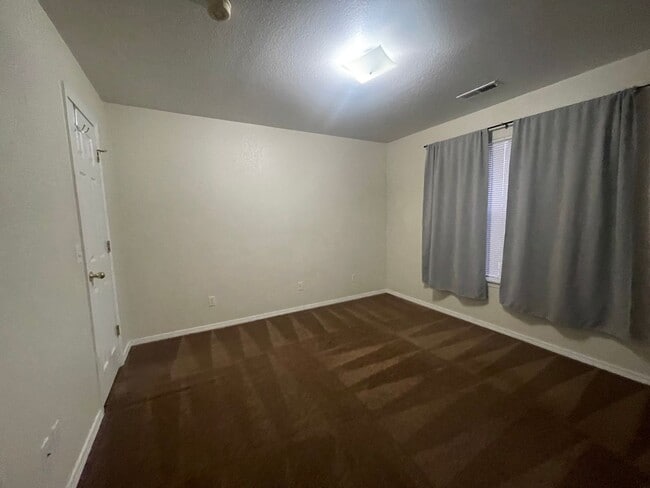 Building Photo - 200 Golf View Dr