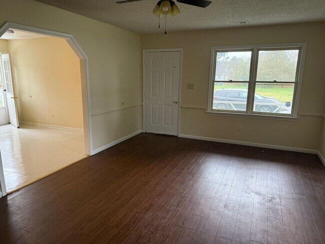 Building Photo - Lovely Home with a Great Location In Town