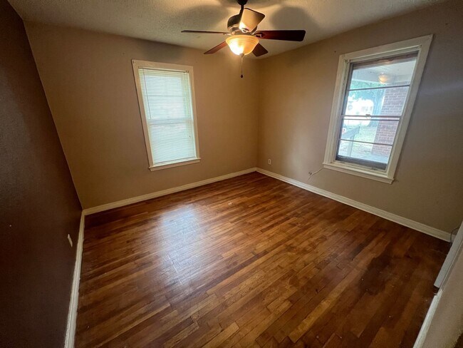 Building Photo - 3 Bedroom Home Close to Campus
