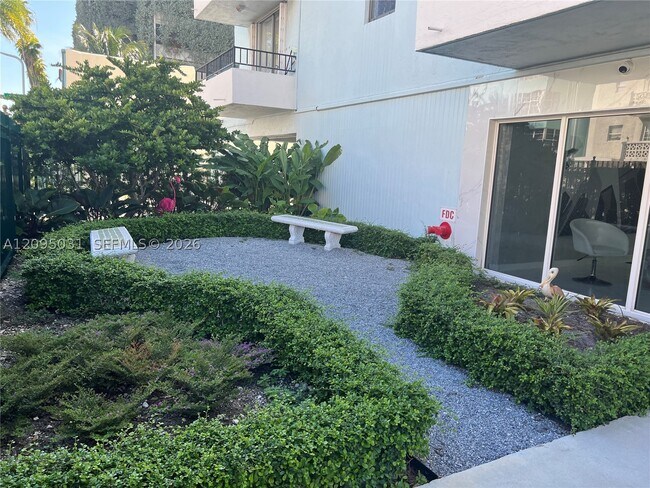 Building Photo - 720 Collins Ave