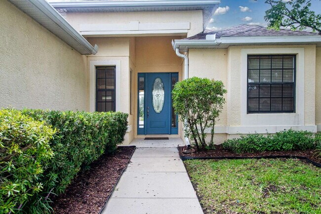Foto del edificio - Luxurious Lakefront Living: Spacious 4-Bedroom Home with Pool and Guest Suite in Lakewood Ranch