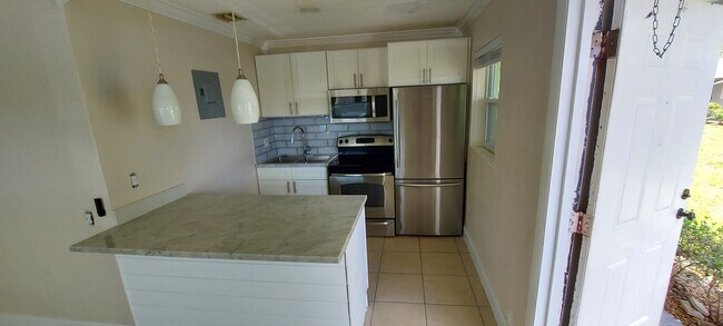 Foto del edificio - 1407 Holly Heights Dr