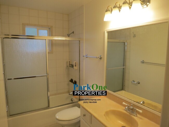 Foto del edificio - COMING SOON! 3 Bed 2 Bath Walnut Creek Home