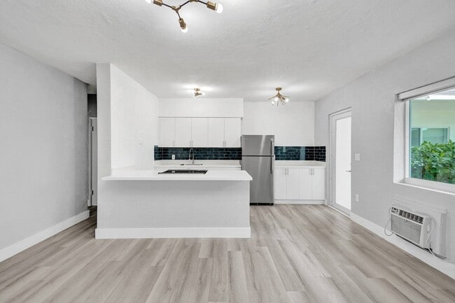Building Photo - 9270 E Bay Harbor Dr