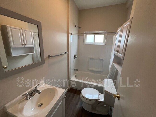 Foto del edificio - 5678 Hamlet Ave