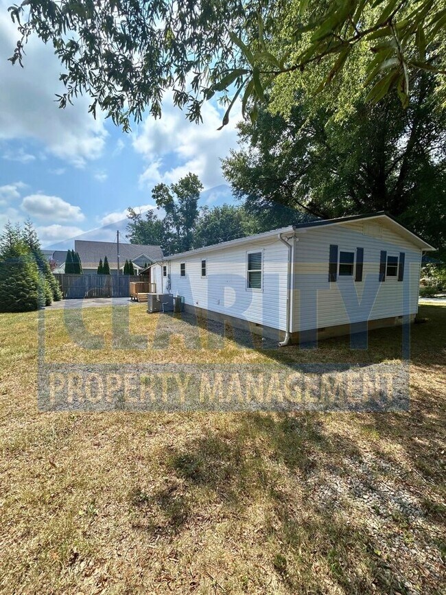 Foto del edificio - Charming 3-Bedroom, 1-Bath Home with Bonus...