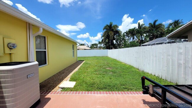 Foto del edificio - 1283 Larch Way