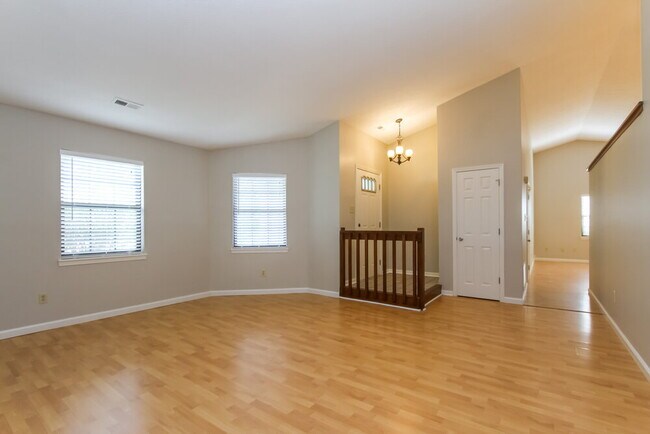 Foto del edificio - 5766 Pine Knoll Blvd