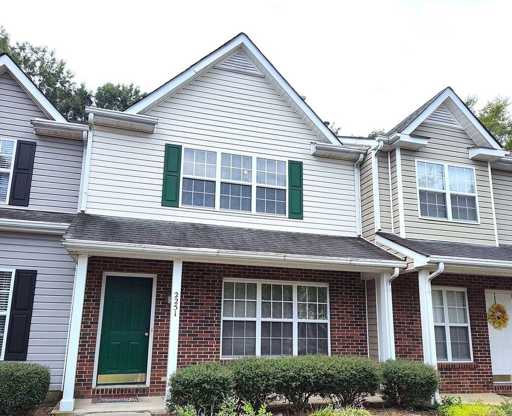 Foto principal - Pristine, 2 bed, 2.5 bath Townhome Located...