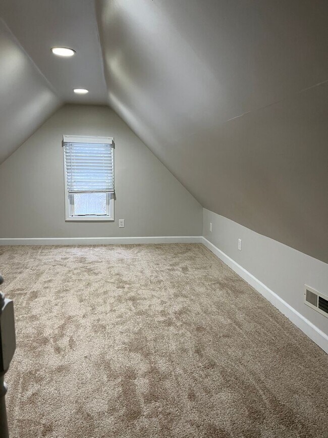 Building Photo - 1911 Elm Ave