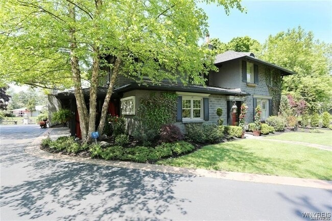 Building Photo - 72 N Long St