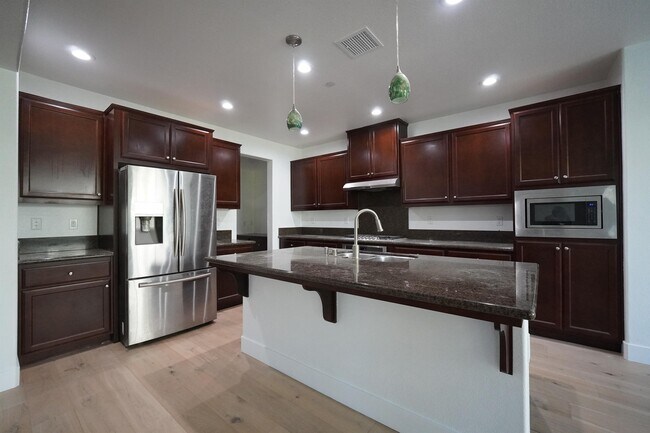 Foto del edificio - 779 N Plumas Dr