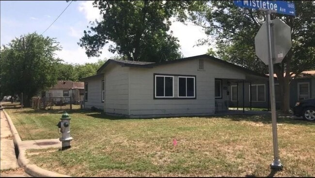 Building Photo - 1611 E Mistletoe Ave
