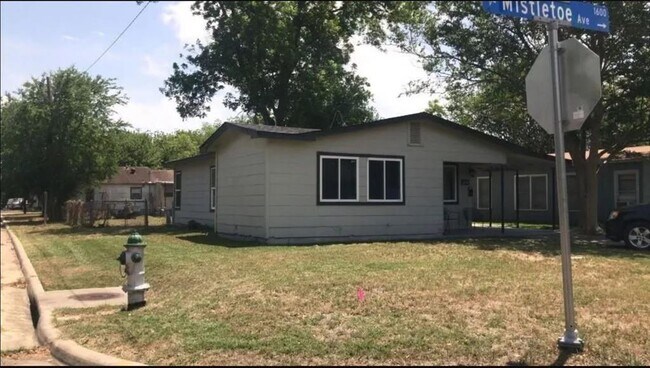 Foto del edificio - 1611 E Mistletoe Ave
