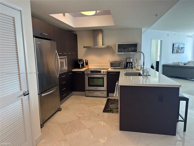 Foto del edificio - 3 br, 2 bath Condo - 150 Sunny Isles Blvd ...
