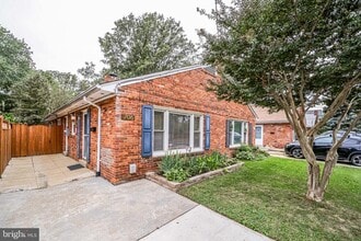 Building Photo - 706 W Glebe Rd