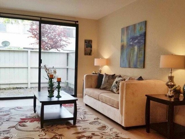 Building Photo - 2 br, 1.5 bath Townhome - 3031 Kaiser Dr D