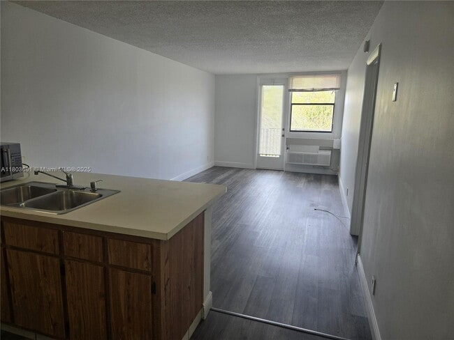 Building Photo - 2701 Riverside Dr