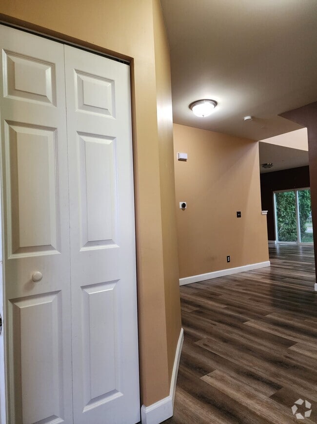 Building Photo - 1157 Goldfinch Ave